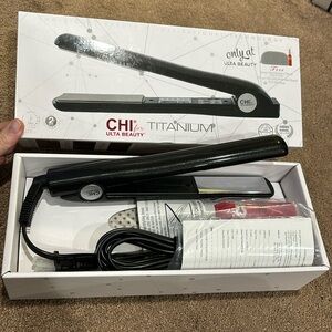 CHI Titanium 1” flat iron. Bonus heat resistant pouch & 2oz CHI 44 spray. New